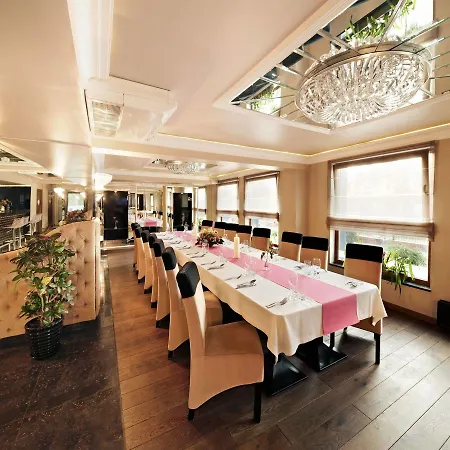 Hotel M